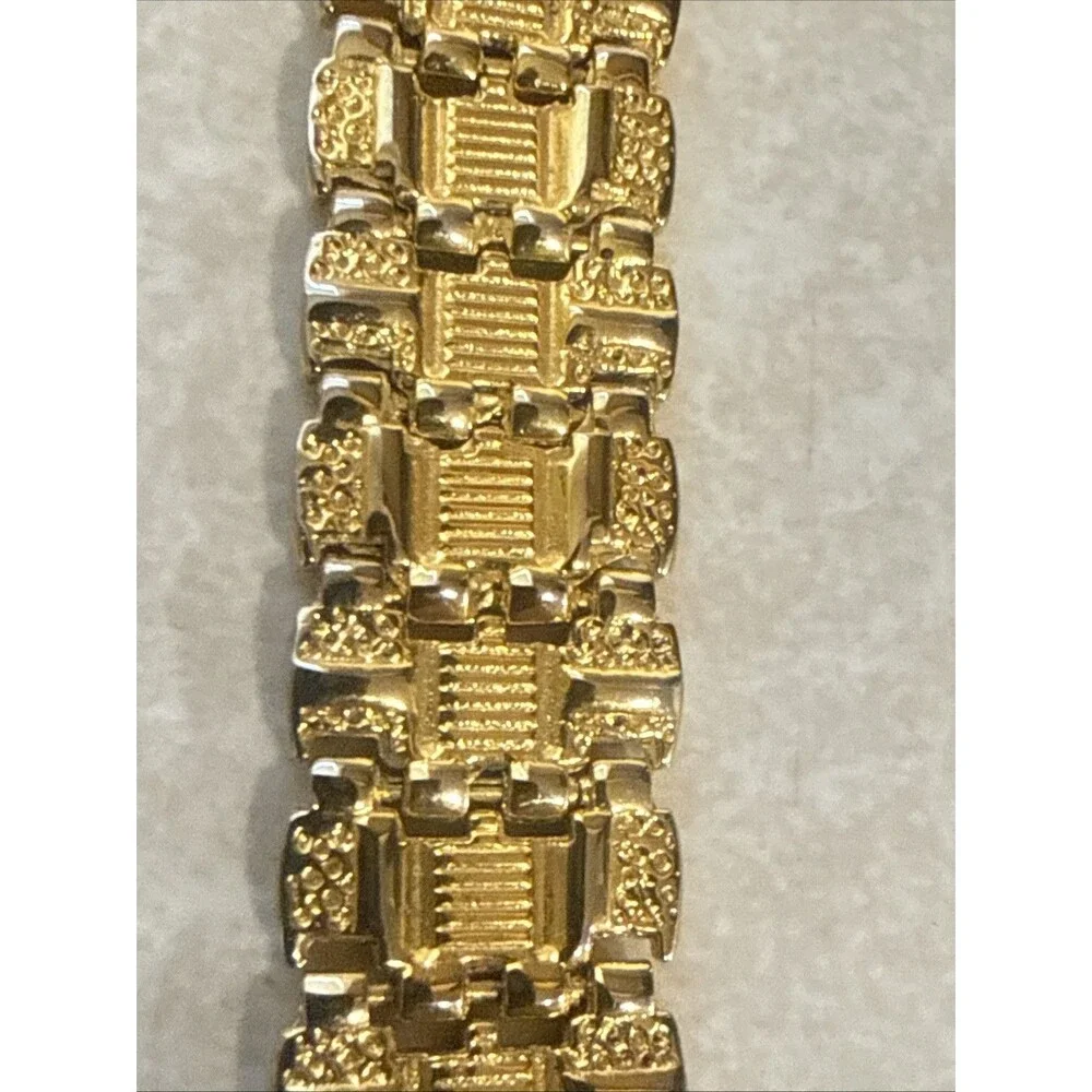 Vtg Medana ROYALE Ladies Diamond Gold Tone Nugget Style Watch 7.5